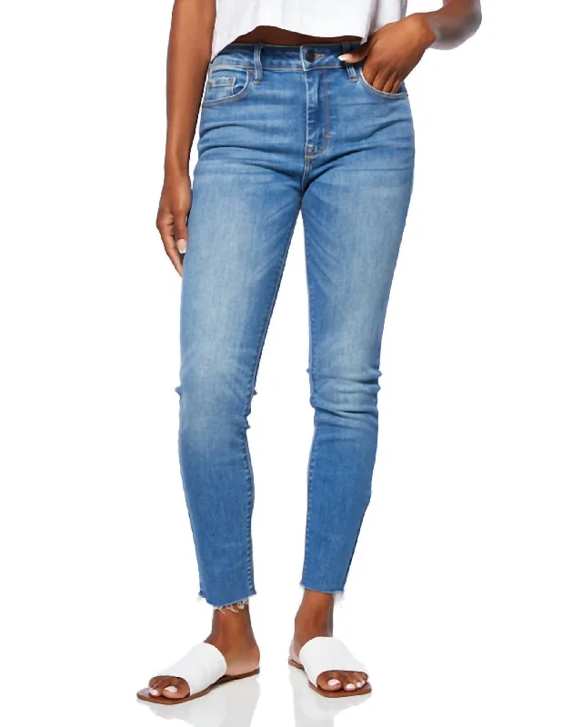 Free and comfortable Amelia Skinny Jean In Medium Blue